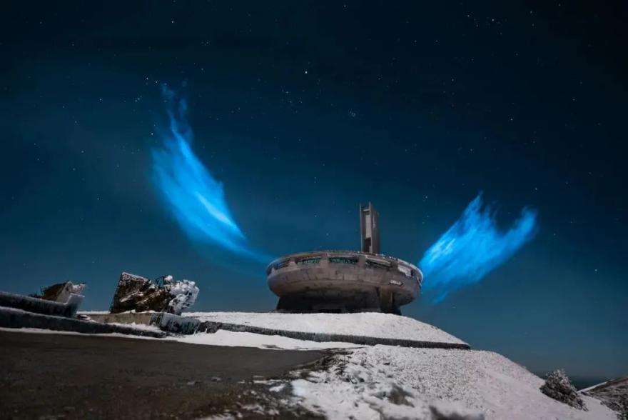 牧光计划 - Buzludzha冰峰纪念碑上的光影装置